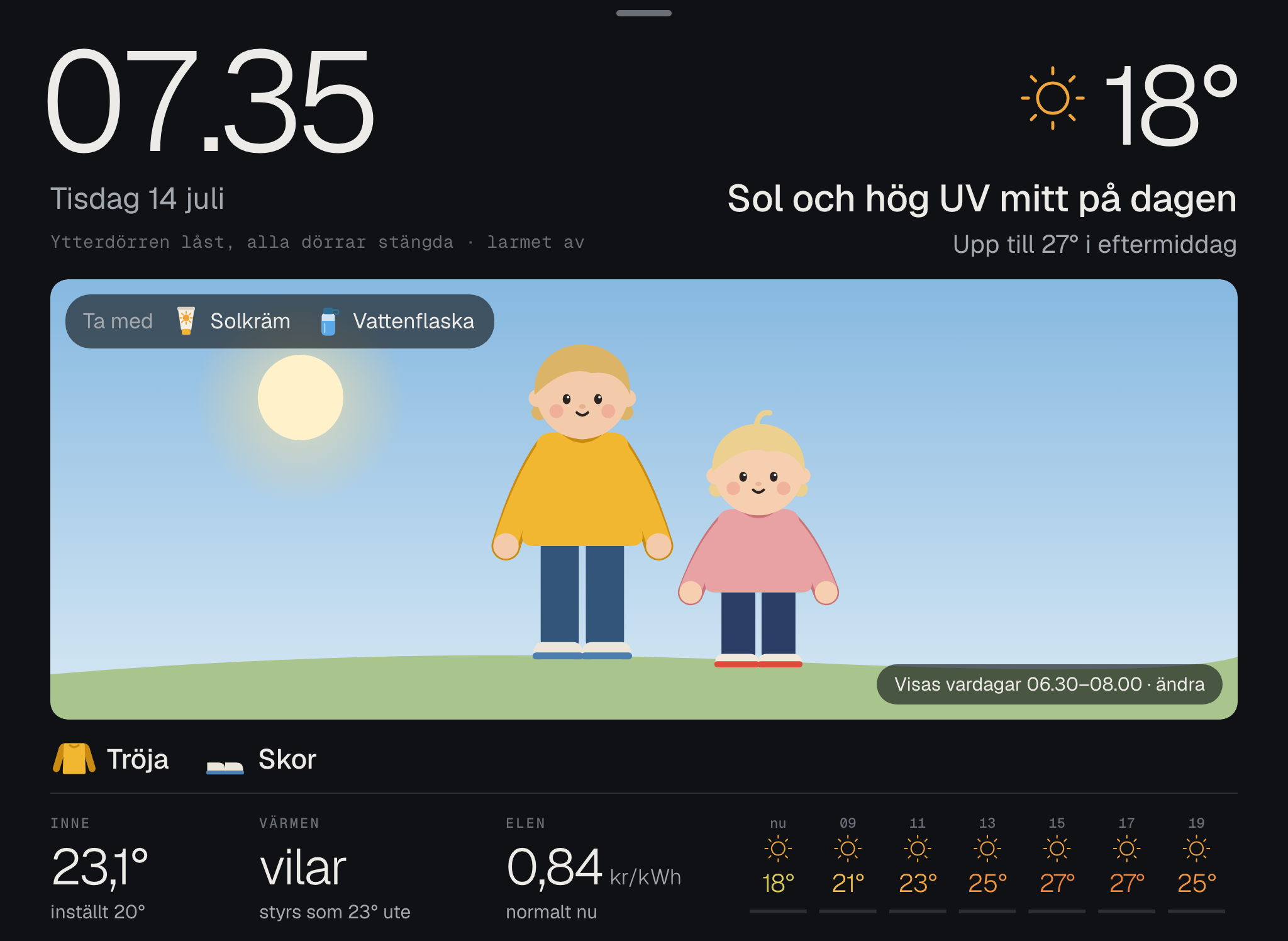 Två barn i tröja under en blå sommarhimmel, med solkräm och vattenflaska att ta med.